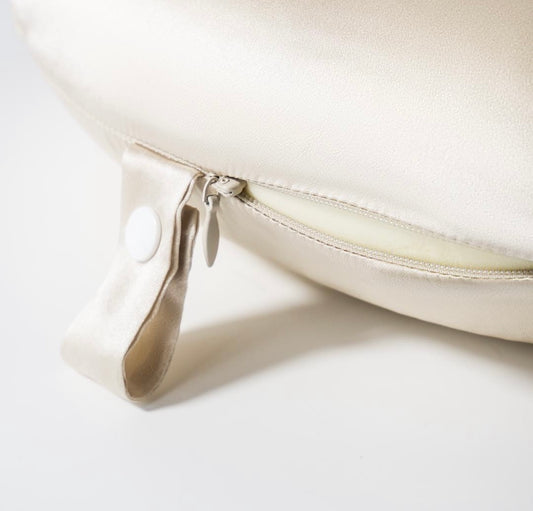 Travel pillow (only black available)